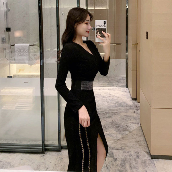 Rochie asimetrică de damă, cu decolteu spitz și cu fantă