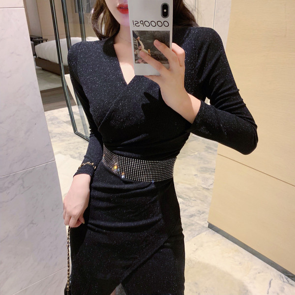 Rochie asimetrică de damă, cu decolteu spitz și cu fantă