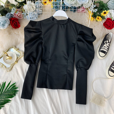 Bluza de dama cu decolteu rotund in alb si negru