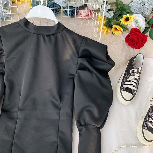 Bluza de dama cu decolteu rotund in alb si negru