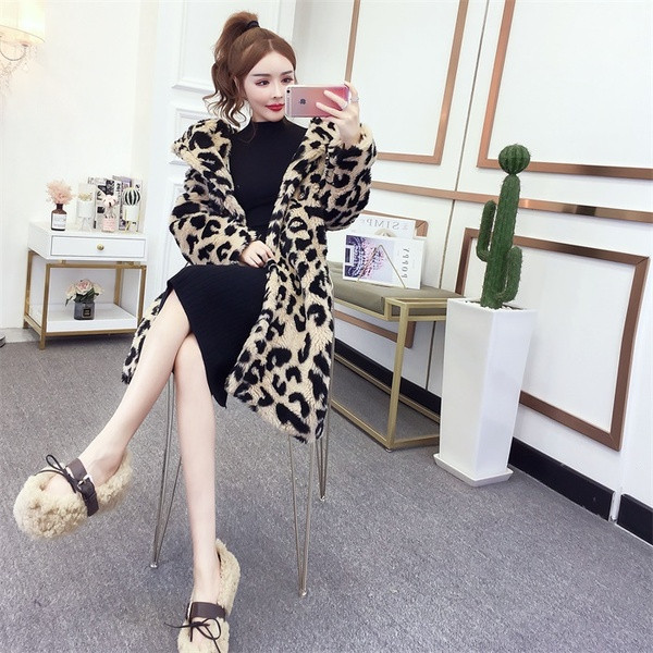 Hosszú bézs színű pehelykabát állatmintával