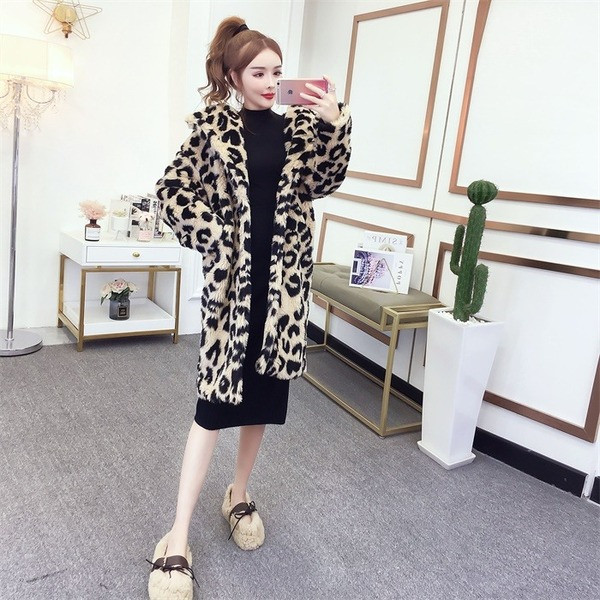 Hosszú bézs színű pehelykabát állatmintával