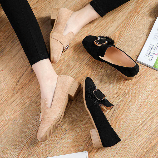 Μοντέρνα γυναικεία παπούτσια με χοντρό τακούνι  σε μαύρο και μπεζ χρώμα