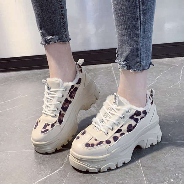 Alkalmi női tornacipő puha béléssel, állatmintával