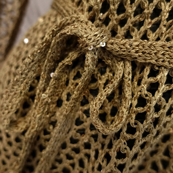 Modern női rövid átlátszó ruha 3/4 ujjal, arany és fekete színben