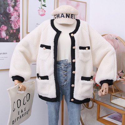 Нов модел дамско палто с копчета и джобове в бял цвят