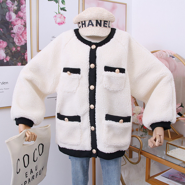 Palton de dama model nou cu nasturi si buzunare alb