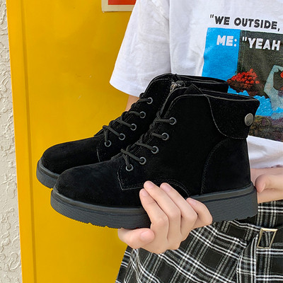 Női velúr csizma lapos talppal, fekete színben