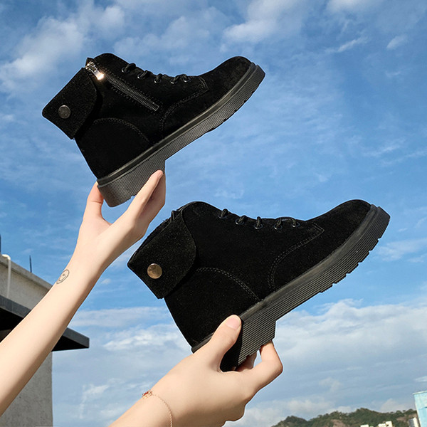 Női velúr csizma lapos talppal, fekete színben