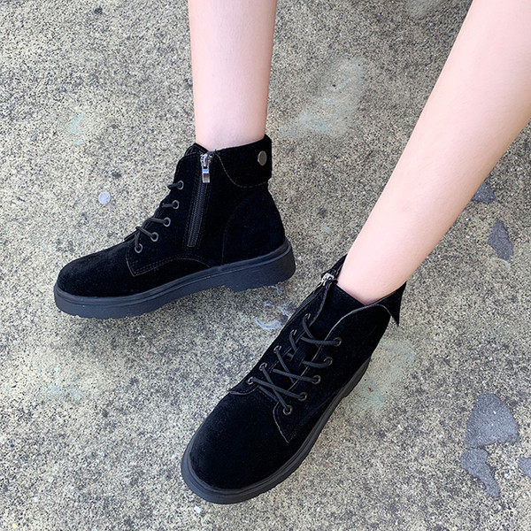 Női velúr csizma lapos talppal, fekete színben