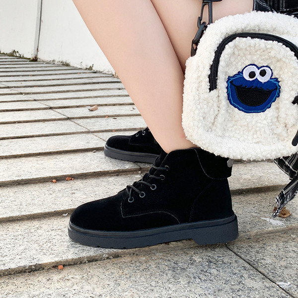 Női velúr csizma lapos talppal, fekete színben