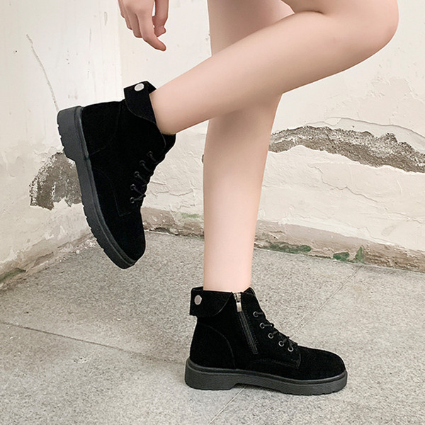 Női velúr csizma lapos talppal, fekete színben