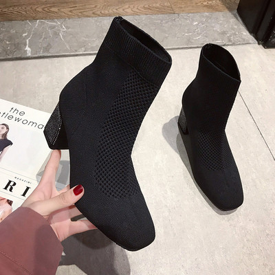 Modern női csizma vastag sarkú fekete-fehér színben