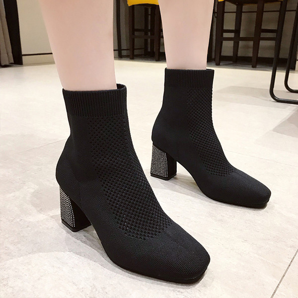 Modern női csizma vastag sarkú fekete-fehér színben