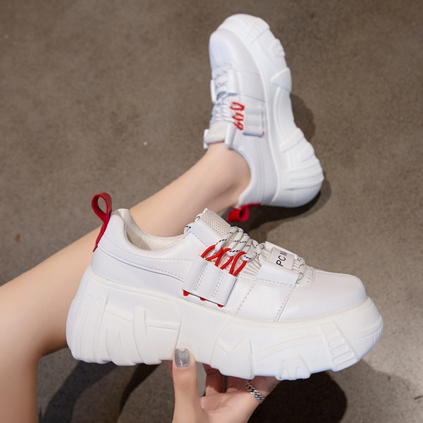 Női alkalmi sportcipő színes fűzővel, fehér és fekete színben