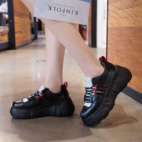 Női alkalmi sportcipő színes fűzővel, fehér és fekete színben