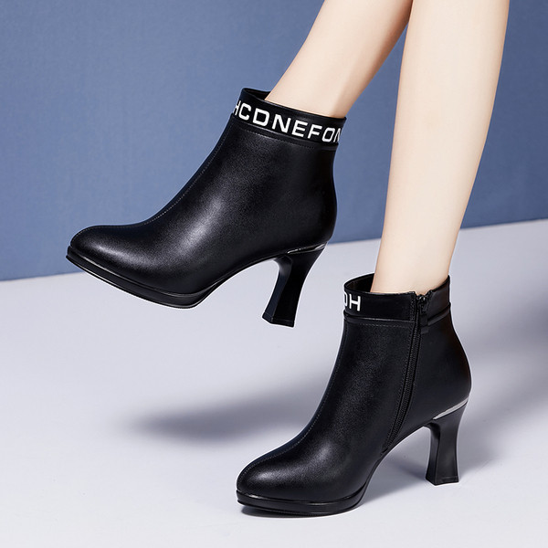 Ghete de dama moderne cu inscriptie si fermoar in negru si rosu