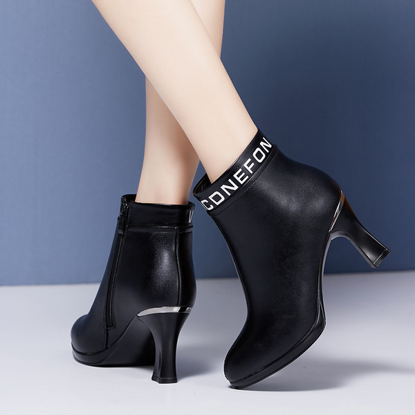 Ghete de dama moderne cu inscriptie si fermoar in negru si rosu