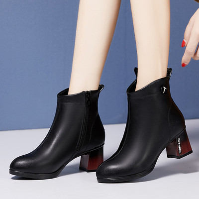 ÚJ női csizma modell vastag sarokkal és cipzárral fekete színben