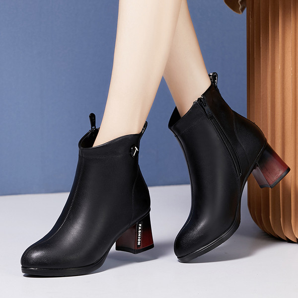 ÚJ női csizma modell vastag sarokkal és cipzárral fekete színben