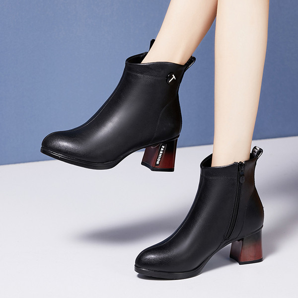 ÚJ női csizma modell vastag sarokkal és cipzárral fekete színben