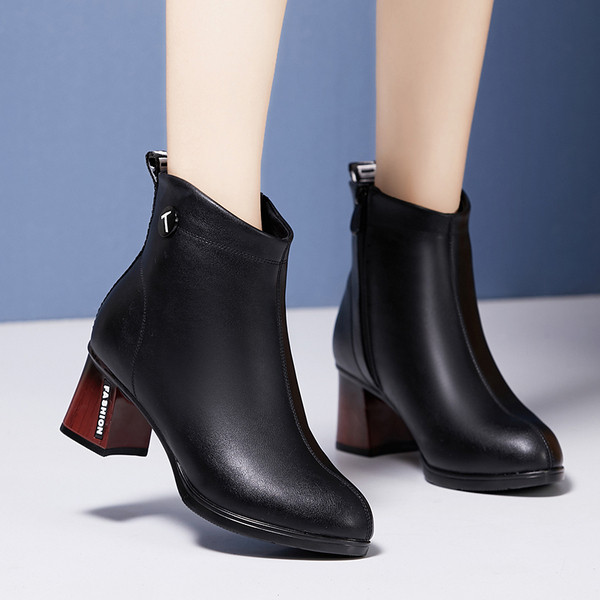 ÚJ női csizma modell vastag sarokkal és cipzárral fekete színben