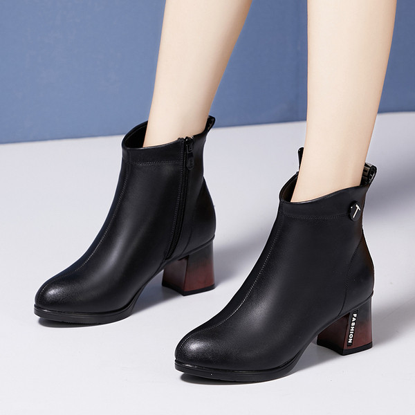 ÚJ női csizma modell vastag sarokkal és cipzárral fekete színben