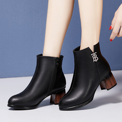 Modern női csizma vastag sarokkal és cipzárral fekete színben