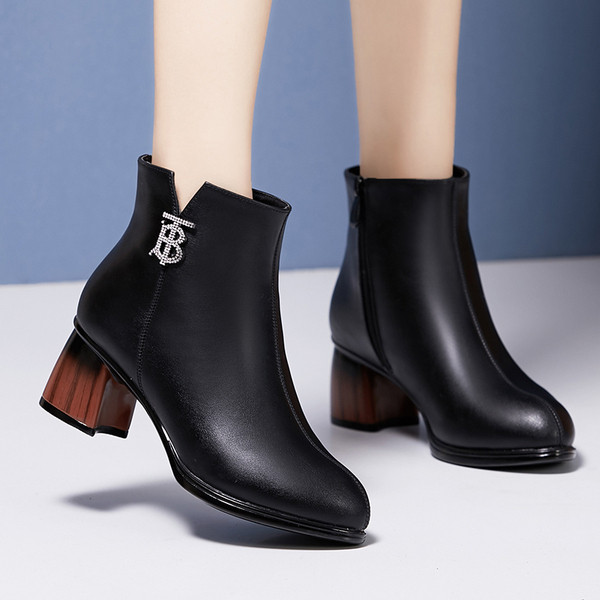 Modern női csizma vastag sarokkal és cipzárral fekete színben