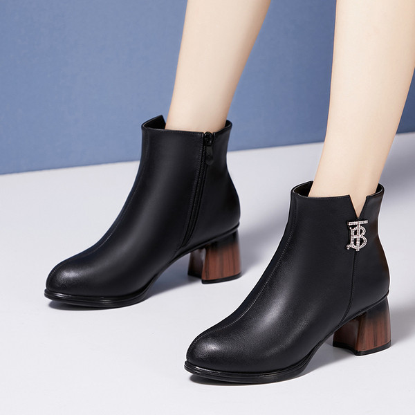 Modern női csizma vastag sarokkal és cipzárral fekete színben