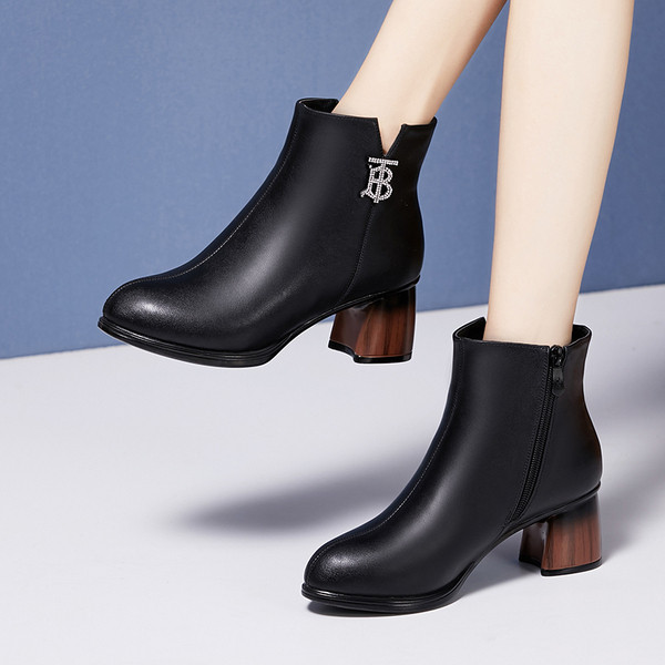 Modern női csizma vastag sarokkal és cipzárral fekete színben