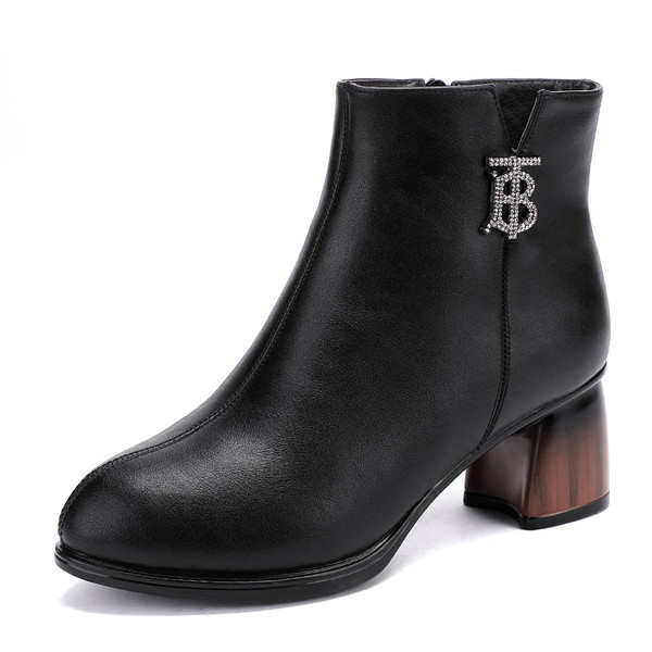 Modern női csizma vastag sarokkal és cipzárral fekete színben