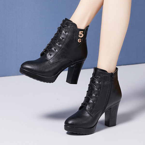 Ghete de dama moderne cu sireturi si toc gros in rosu si negru