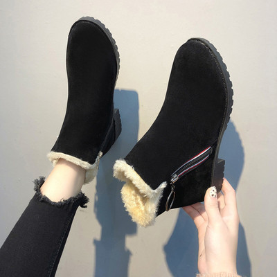 Γυναικείες μοντέρνες μπότες με μαλακή επένδυση σε μαύρο χρώμα