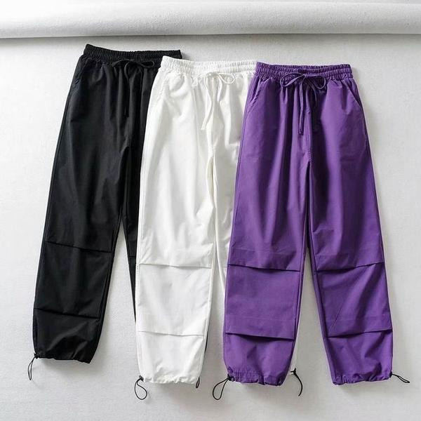 Pantaloni sport de dama cu cravate in alb, negru si mov