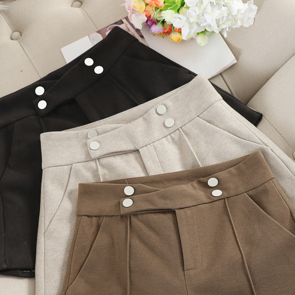 Pantaloni scurți de damă cu nasturi în trei culori