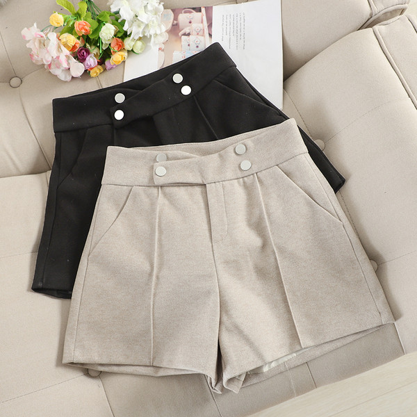 Pantaloni scurți de damă cu nasturi în trei culori