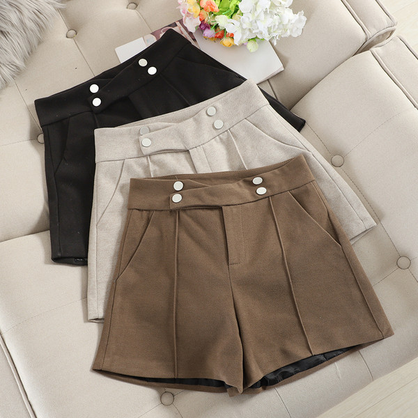 Pantaloni scurți de damă cu nasturi în trei culori