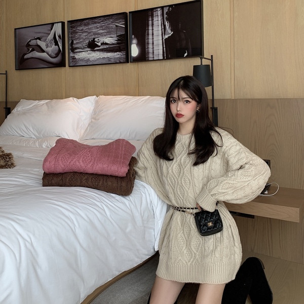 Μακρύ και φαρδύ πουλόβερ σε μπεζ, καφέ και ροζ χρώμα