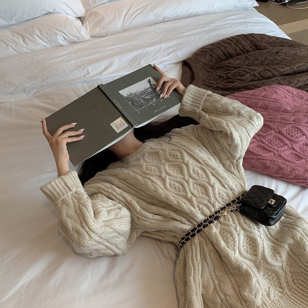 Μακρύ και φαρδύ πουλόβερ σε μπεζ, καφέ και ροζ χρώμα