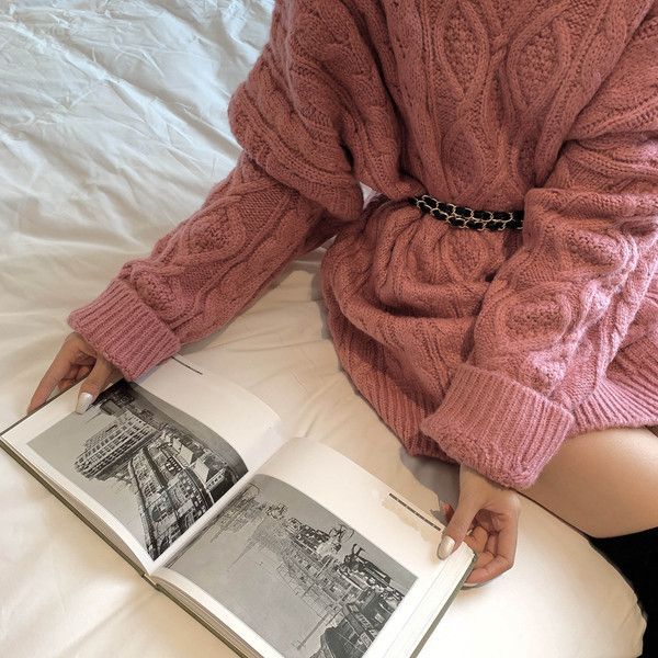 Μακρύ και φαρδύ πουλόβερ σε μπεζ, καφέ και ροζ χρώμα