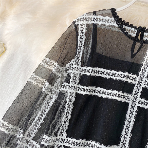 Bluză de damă modernă cu decolteu oval și broderie în negru