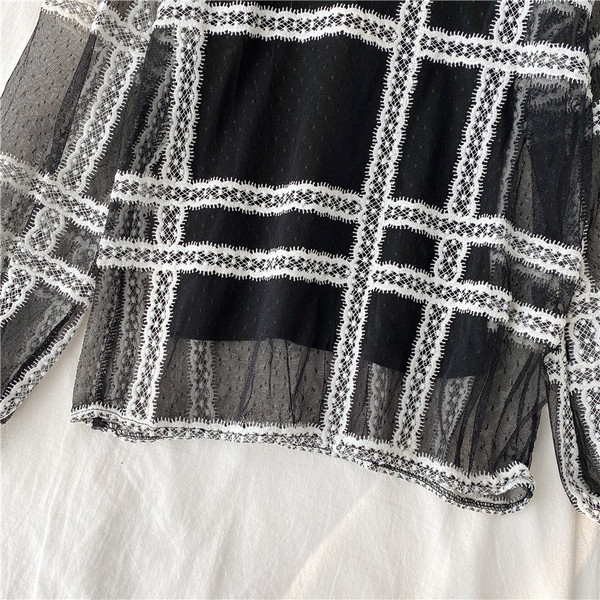 Bluză de damă modernă cu decolteu oval și broderie în negru