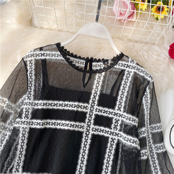 Bluză de damă modernă cu decolteu oval și broderie în negru