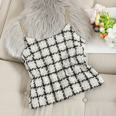Maieu elegant de damă în carouri, cu un lanț în alb și negru