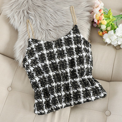 Maieu elegant de damă în carouri, cu un lanț în alb și negru