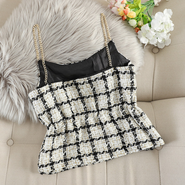 Maieu elegant de damă în carouri, cu un lanț în alb și negru