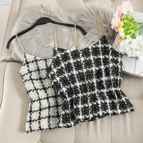 Maieu elegant de damă în carouri, cu un lanț în alb și negru