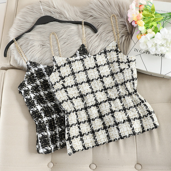 Maieu elegant de damă în carouri, cu un lanț în alb și negru