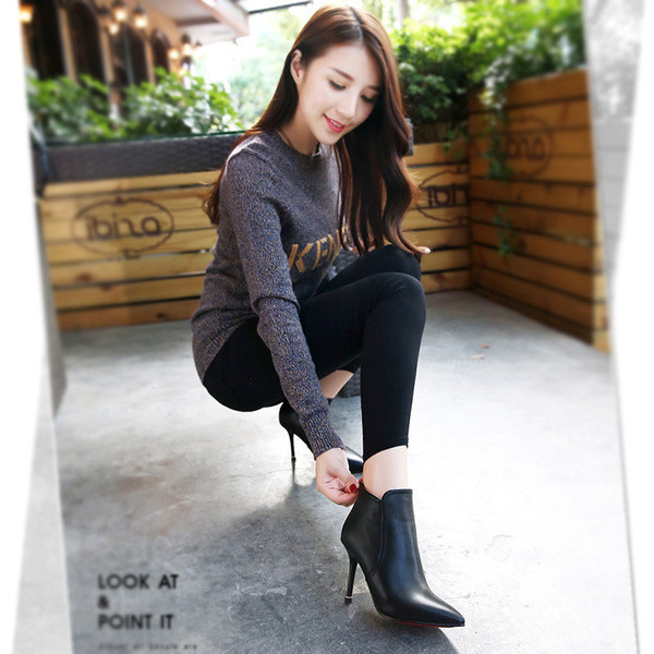 Cizme moderne de damă cu toc înalt în negru, roșu și argintiu